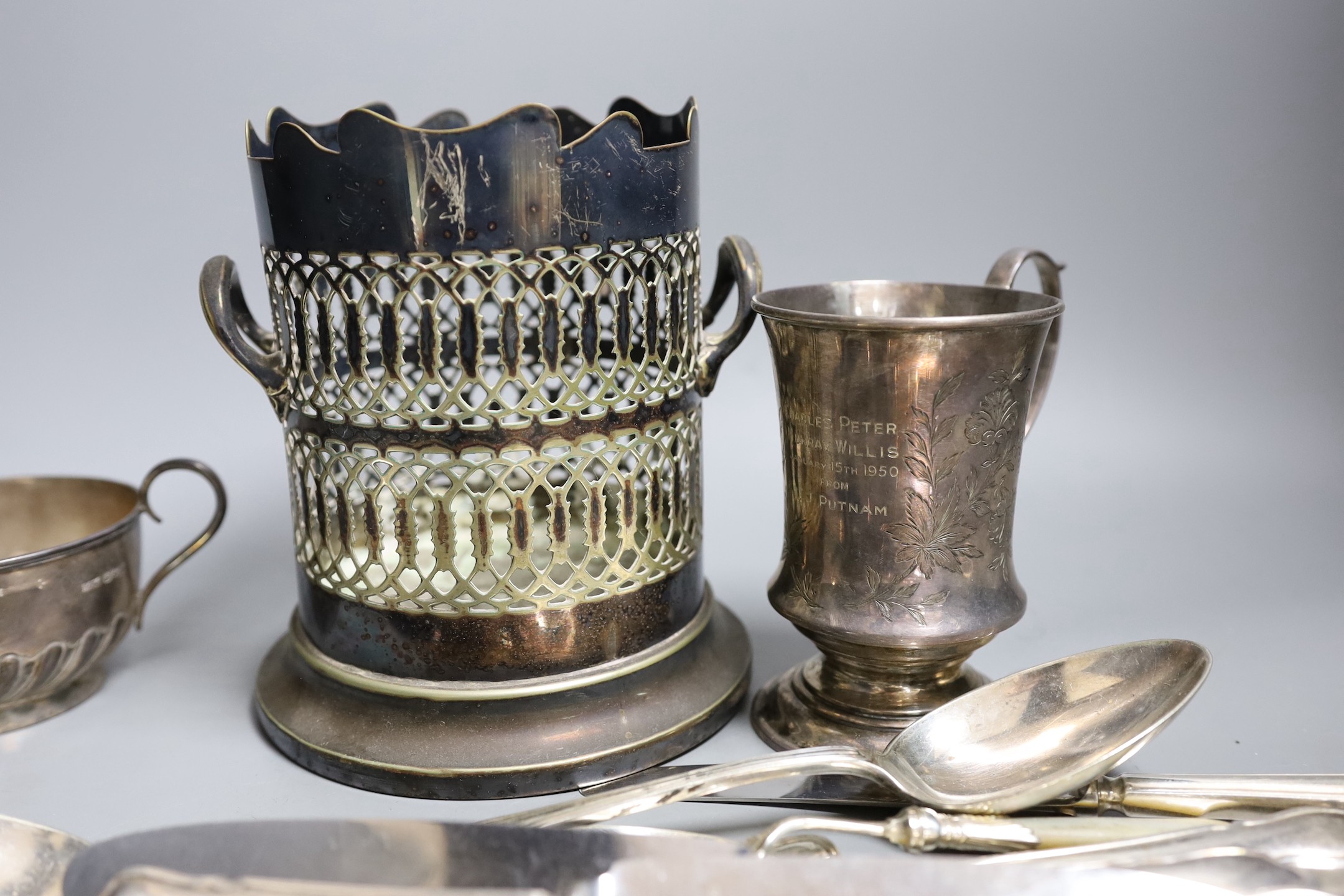 An Edwardian silver christening mug, with later engraved inscription, Birmingham, 1902, a silver two handed bowl, a plated syphon stand and a quantty of silver plated handled table knives etc.